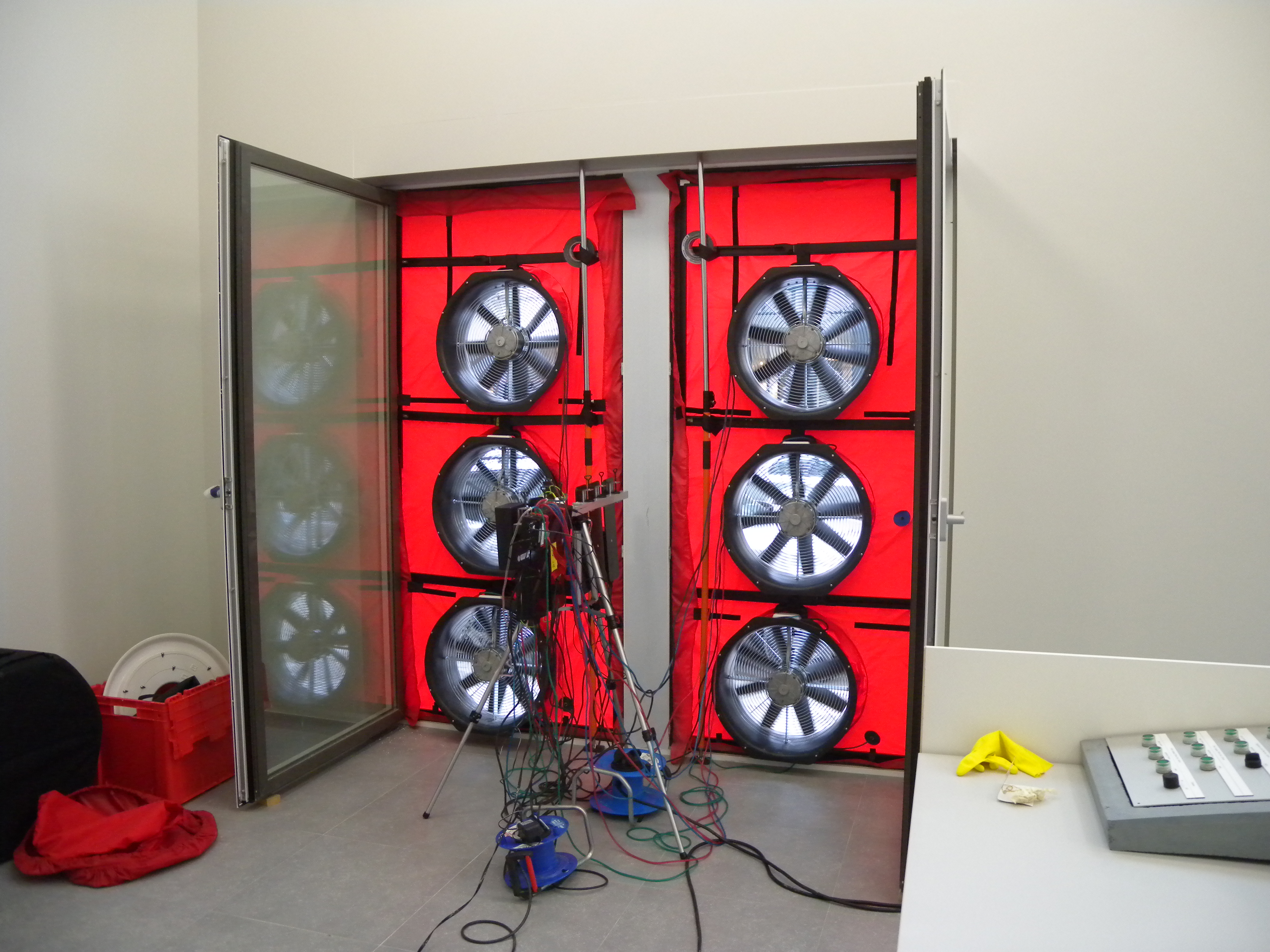 Example of a BlowerDoor test with 6 fans